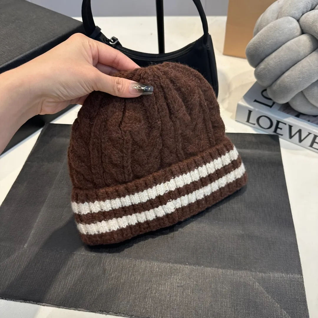P60 Crow Heart Autumn and Winter Wool Knitted Beanie This must be the favorite of minimalism. It is clean, neat, fashionable and versatile, and will definitely not be picky about your face shape! A fashionable classic that lasts forever! Fashionable black and white can be purchased together!